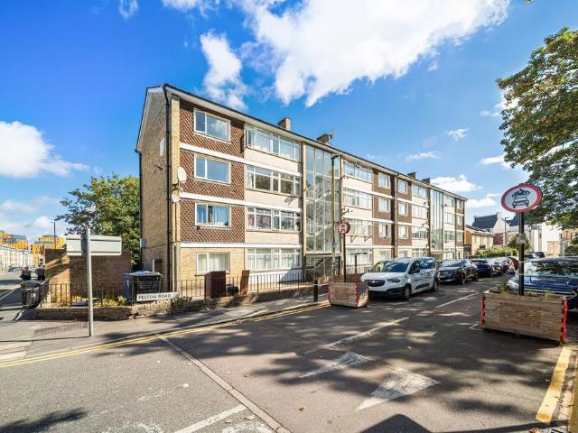 Flat for sale in Royal Borough of Greenwich, Greater London