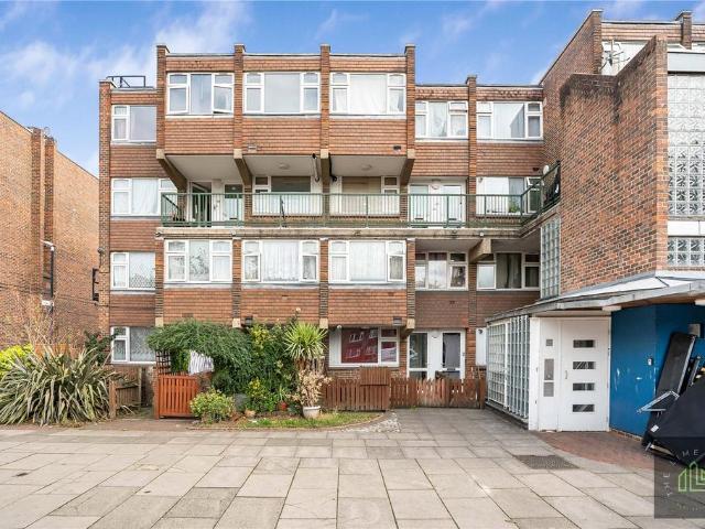 Flat for sale in Harlesden, Greater London