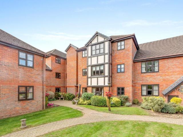Flat for sale in Beaconsfield, Knotty Green
