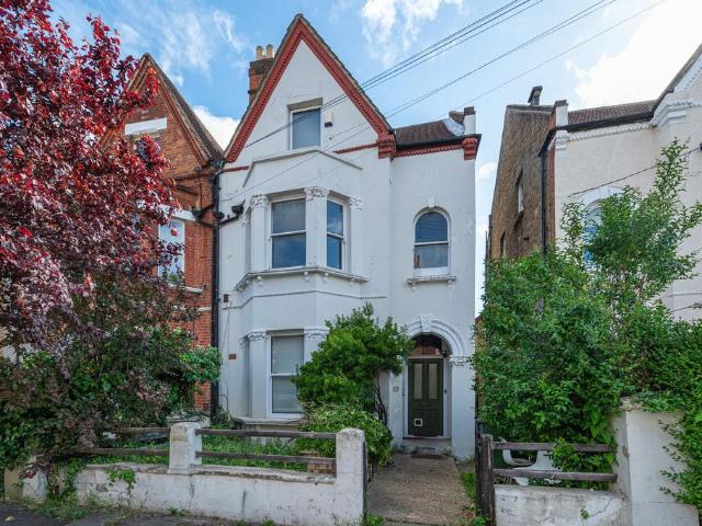 Flat for sale in Tulse Hill, Greater London