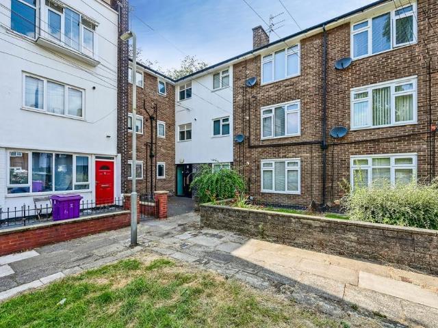 Flat for sale in Grassendale, Liverpool