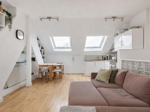 Flat for sale in Earlsfield, Greater London