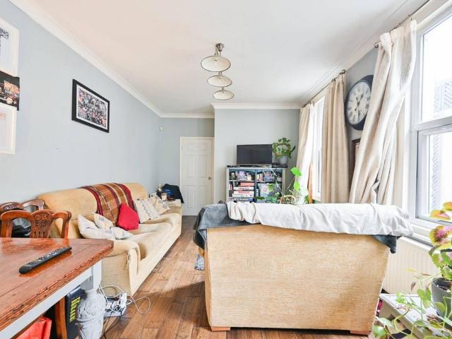 Flat for sale in Furzedown, Greater London