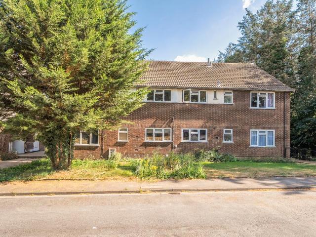Flat for sale in The Cedars Estate, Batchworth