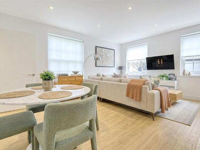 Flat for sale in Sunnymede, Billericay