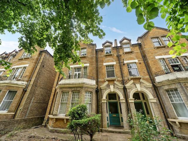 Flat for sale in London Borough of Lewisham, Ladywell