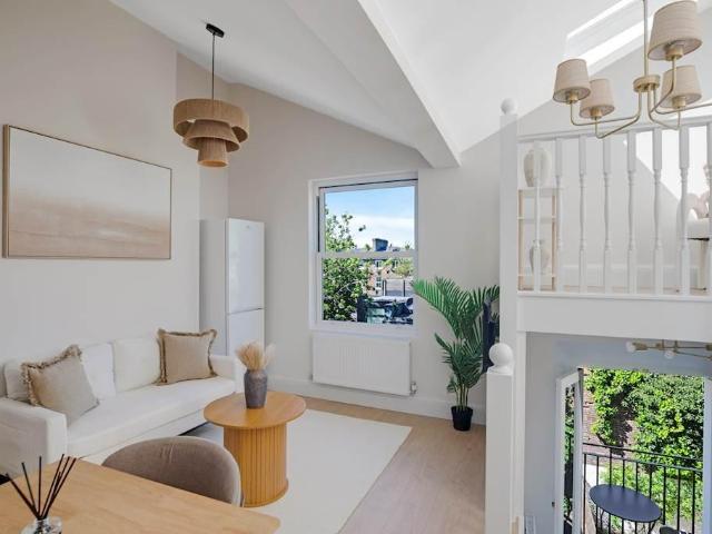 Flat for sale in North Kensington, Greater London