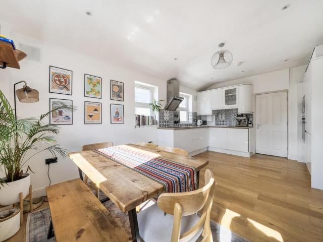 Flat for sale in London Borough of Wandsworth, Greater London