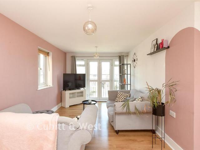 Flat for sale in Red Hill, Surrey
