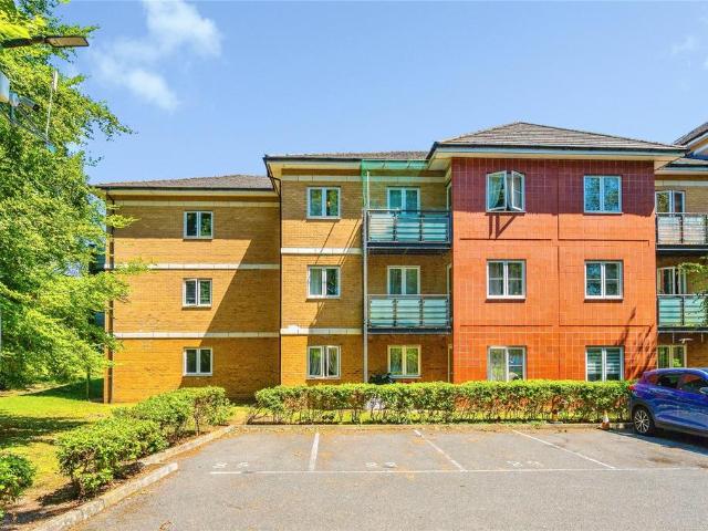 Flat for sale in Dunstable, Bedfordshire