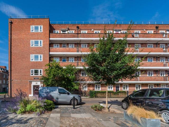 Flat for sale in Stockwell, Greater London