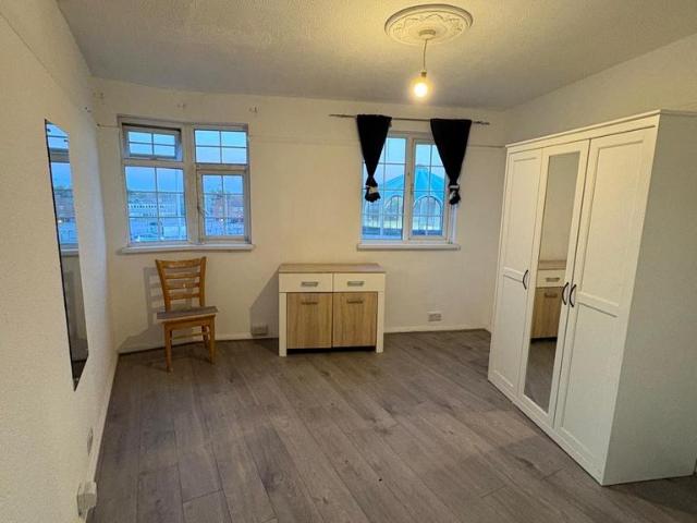 Flat for sale in Barkingside, Greater London
