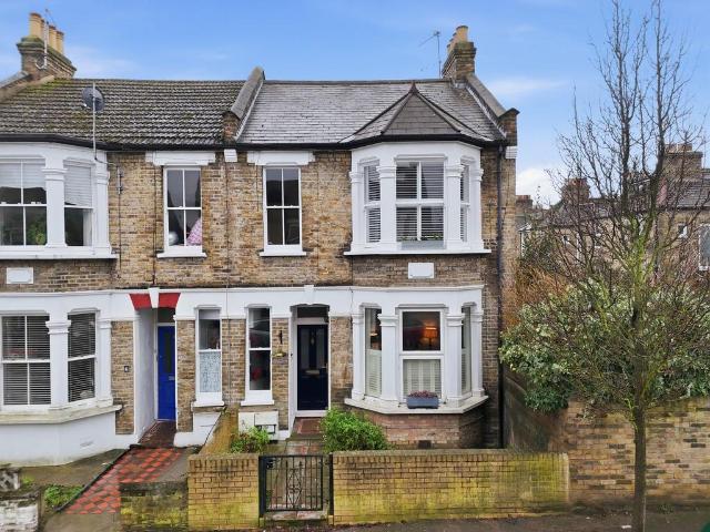 Flat for sale in Leytonstone, Greater London
