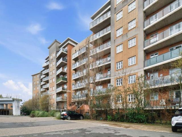 Flat for sale in Lane, Greater London
