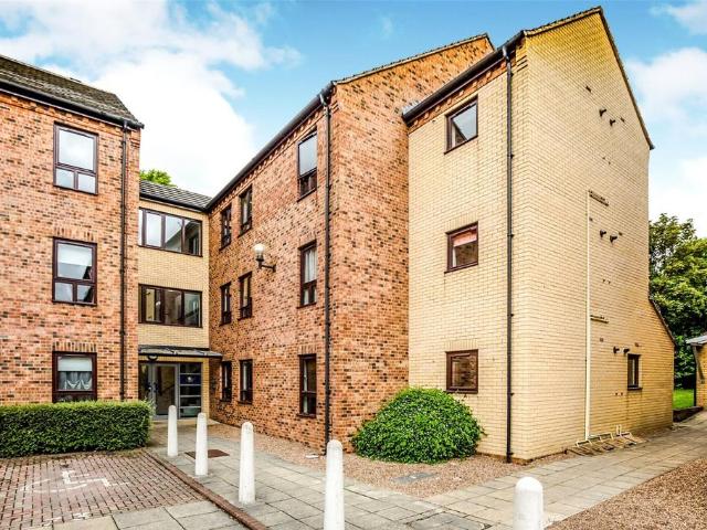 Flat for sale in Belle Isle, West Yorkshire