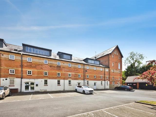 Flat for sale in Broadshard, Somerset