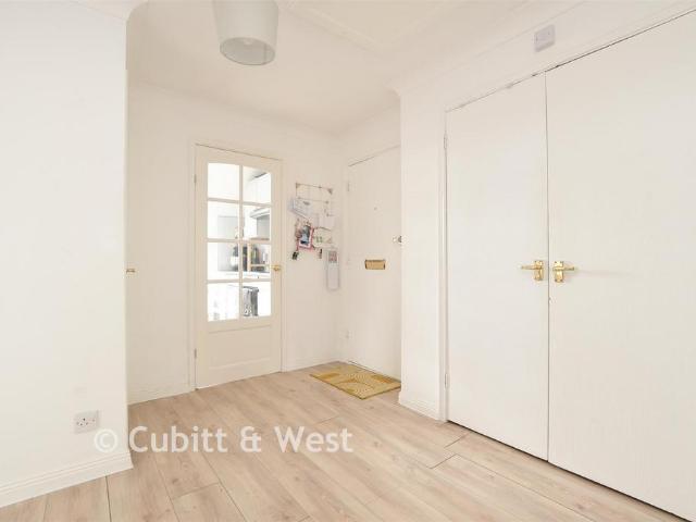 Flat for sale in Red Hill, Surrey