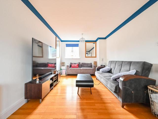 Flat for sale in Isle Of Dogs, Greater London