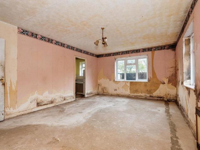 Flat for sale in Wallington, Greater London