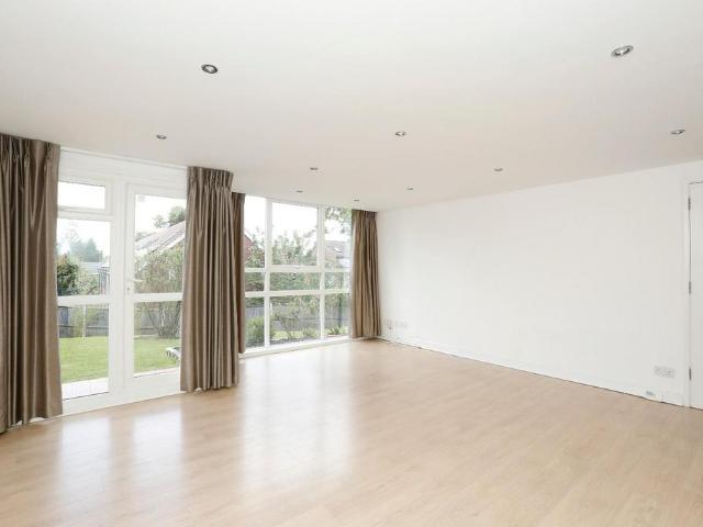Flat for sale in London Borough of Croydon, Upper Norwood