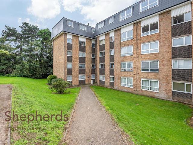 Flat for sale in Hoddesdon, Broxbourne