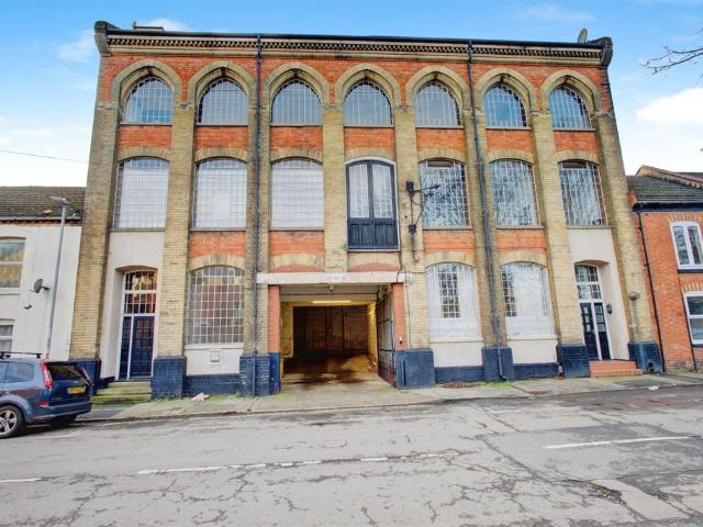 Flat for sale in Phippsville, Northampton