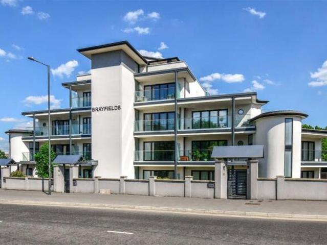 Flat for sale in Maidenhead, Bray Wick