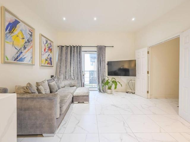 Flat for sale in Reach, Greater London