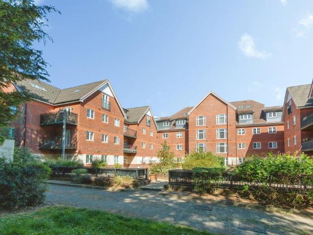Flat for sale in Heol-las, Surrey