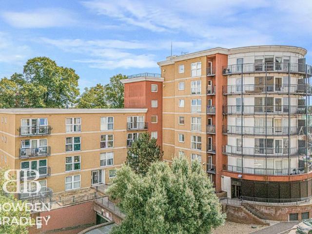 Flat for sale in Newbury Park, Greater London