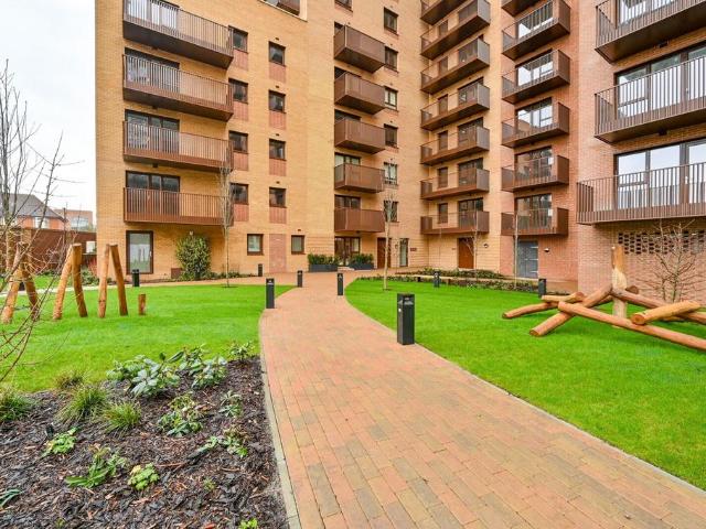 Flat for sale in London Borough of Ealing, Park Royal