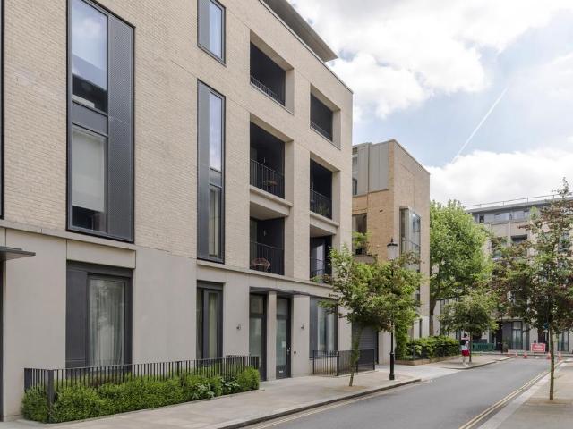 Flat for sale in North Kensington, Greater London