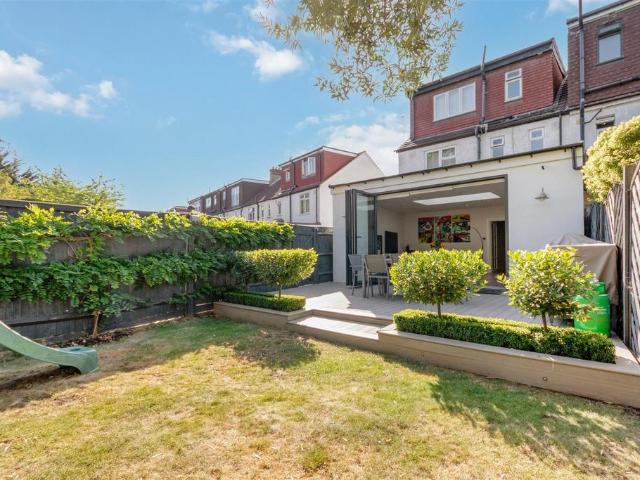Flat for sale in London Borough of Merton, Raynes Park