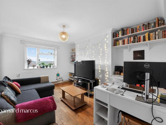 Flat for sale in Mortlake, Greater London
