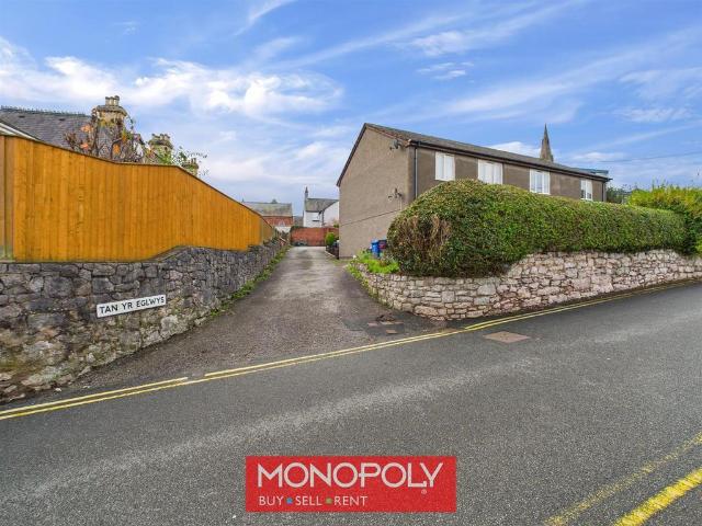 Flat for sale in Ruthin, Wales