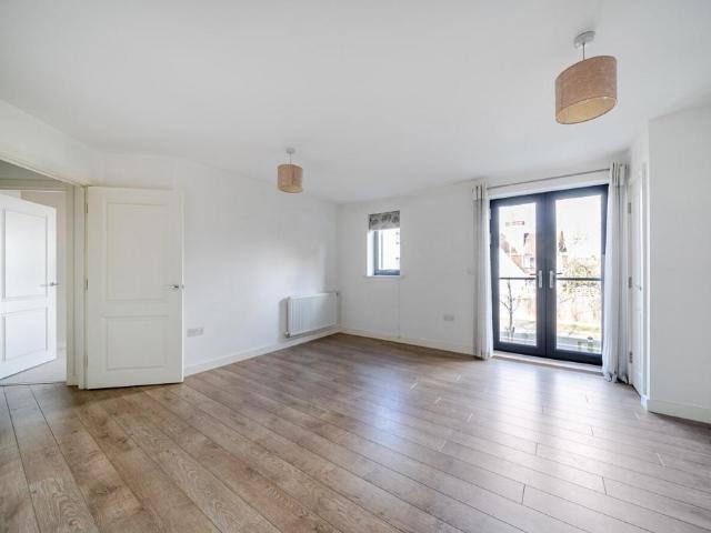 Flat for sale in Summerstown, Greater London