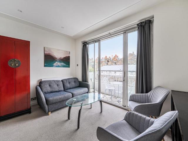 Flat for sale in Brompton, Greater London