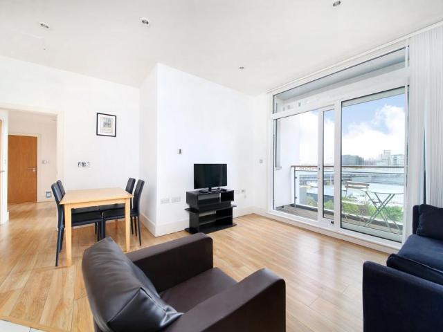 Flat for sale in Vauxhall, Greater London