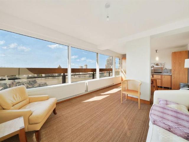 Flat for sale in Battersea, Greater London