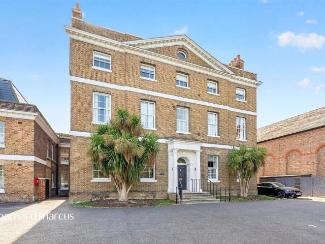 Flat for sale in Woodcote, Epsom