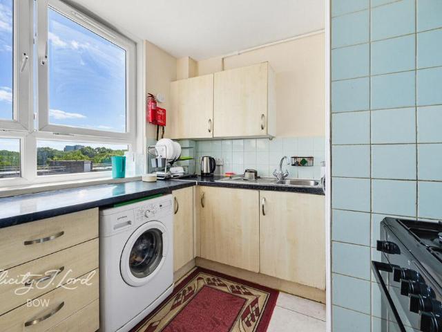 Flat for sale in Mile End, Greater London