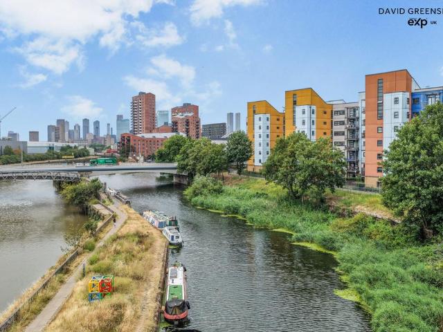 Flat for sale in Bromley-by-Bow, Bow
