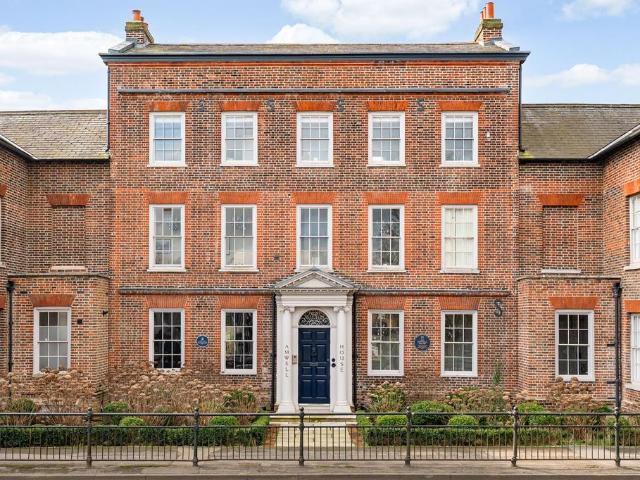 Flat for sale in Kings Hill, Colliers End