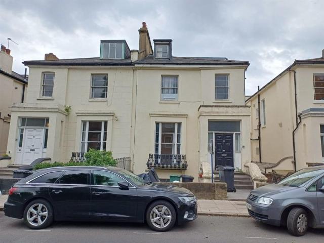 Flat for sale in South Hampstead, Greater London