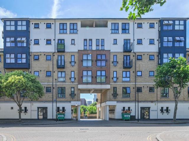 Flat for sale in Silvertown, Greater London