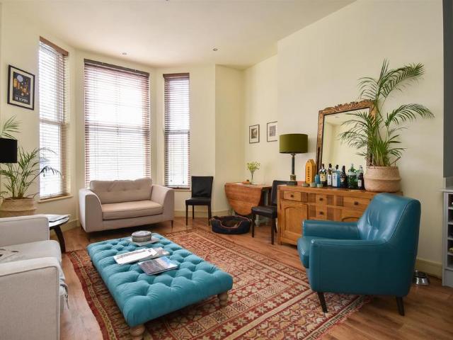 Flat for sale in Bohemia, Guestling Green