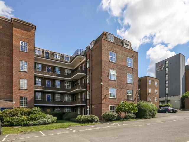 Flat for sale in London Borough of Ealing, Park Royal