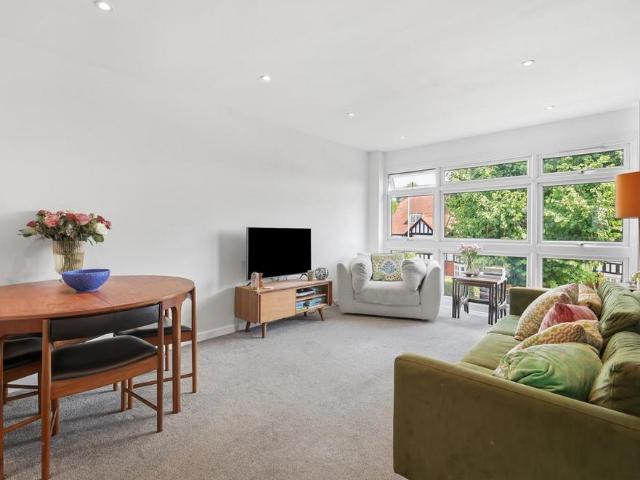 Flat for sale in Wanstead, Greater London