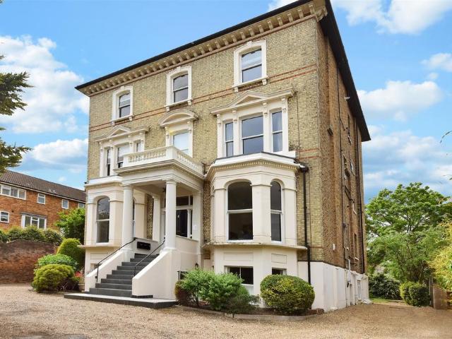 Flat for sale in Surbiton, Greater London
