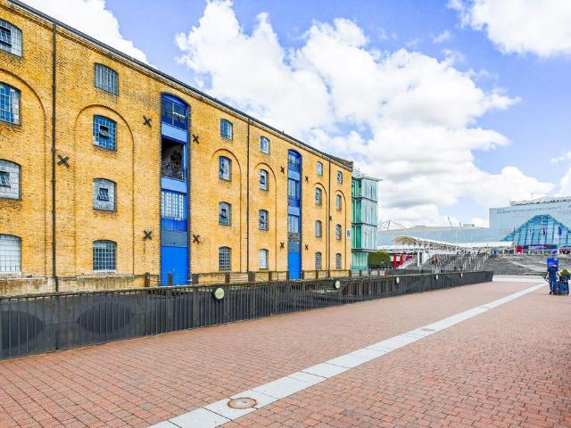 Flat for sale in Canning Town, Greater London